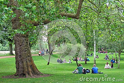 Students in park, Oxford, UK.