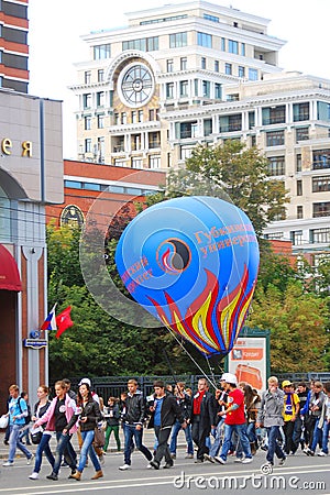 Students walking with big balloon