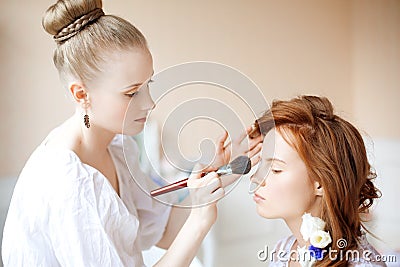 Stylist makes makeup bride on the wedding day