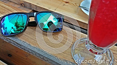 Sun glasses & Cocktail - smartphone selfie