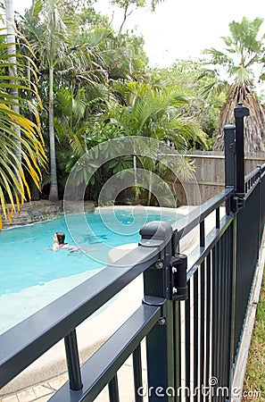 Swimming pool fence