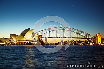 Sydney opera house at nite