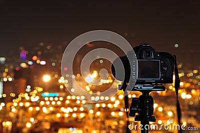Take night photos with camera and tripod
