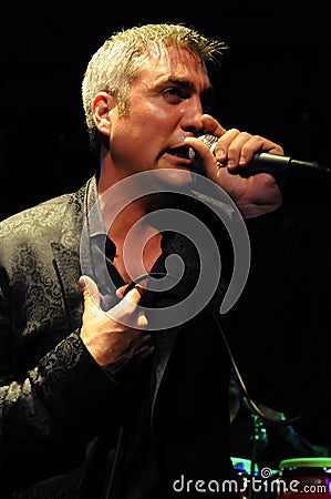 Taylor Hicks performing live