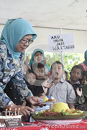 TEACHERS CHILDREN TOGETHER TO SHARE CONE