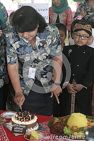 TEACHERS AND SHARE CAKE WITH KIDS CONE