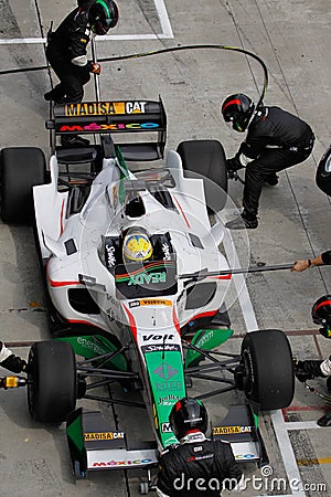 Team Mexico refuel and change tires