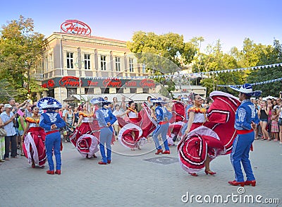 Temperamental Mexican dancers