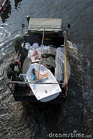 Thai army help the people,Bangkok Flooding