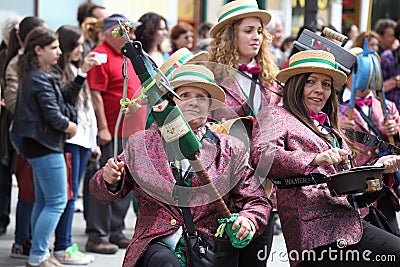 http://thumbs.dreamstime.com/x/three-women-playing-to-non-conventional-instruments-nicolae-balcescu-pedestrian-street-sibiu-romania-june-sibiu-international-31504558.jpg