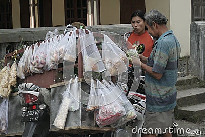 TRADERS VEGETABLES USING MOTORCYCLE TOUR