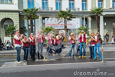 Traditional song to cheer up the marathon runners on the SWISS CITY MARATHON