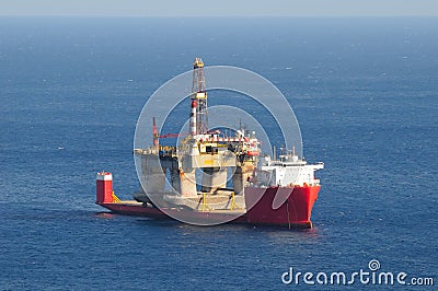 Transport of an oil rig on a semi-submerged boat