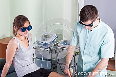 Treating leg using laser therapy