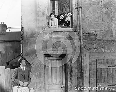 tres-mujeres-que-miran-fuera-de-una-ventana-un-hombre-que-se-coloca-en-la-calle-con-una-maleta-todas-las-personas-representadas-no-