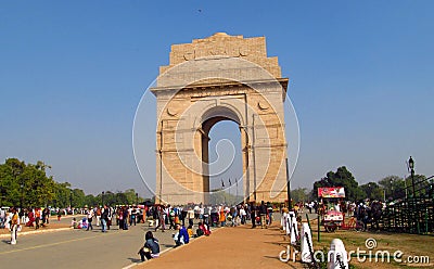 Triumph arc in the city center of Delhi with many people around