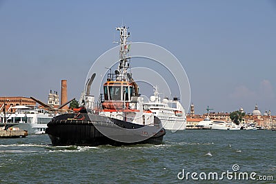 Tug boat to bring out from the port the cruise ships