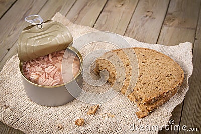 Tuna in a can with bread