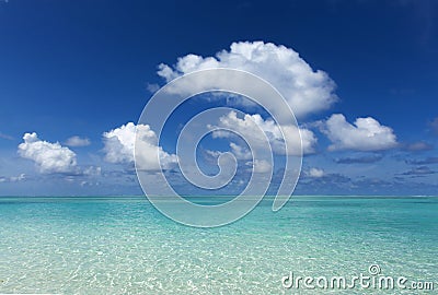 Turquoise sea and sky horizon