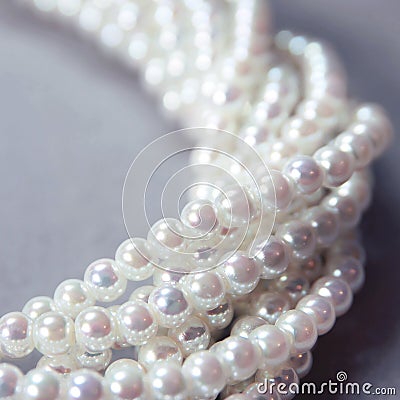 Twisted strands of nacre pearls