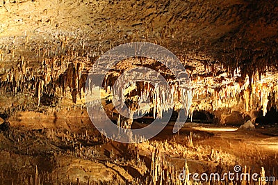 Under ground cave dream lake luray caverns