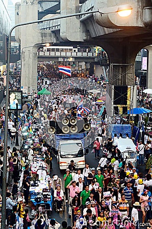 Unidentified protesters gather Patumwan intersection to anti government and ask to reform before election