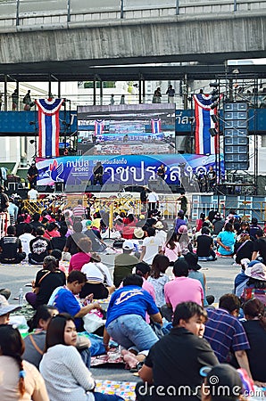 Unidentified protesters gather Ratchaprasong Intersection to anti government and ask to reform before election