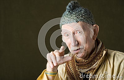 Ritratto del guru saggio con la protezione del knit. - uomo-saggio-9024031