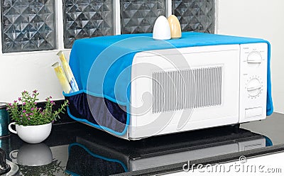 Microwave oven with the cover blanket to protect dust or dirty