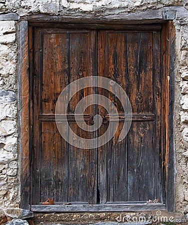 vecchia-porta-di-legno-una-parete-di-pietra-37648032