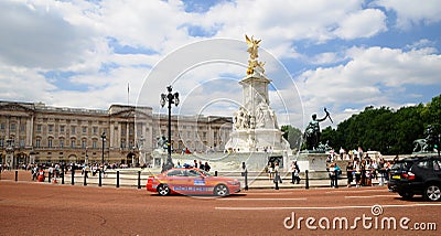 Victoria Memorial and police car