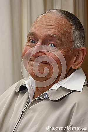 http://thumbs.dreamstime.com/x/vieillard-de-sourire-3547316.jpg