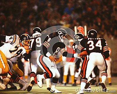 Vince Evans hands off to Walter Payton