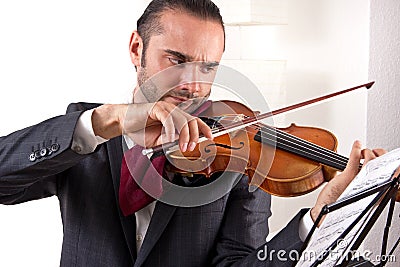 A violinist play his violin