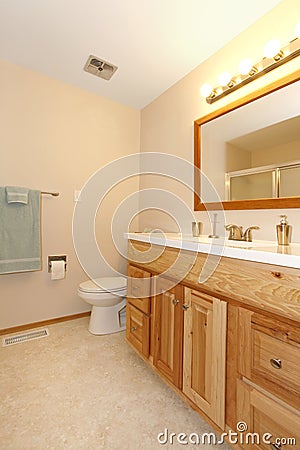 Warm tones small bathroom