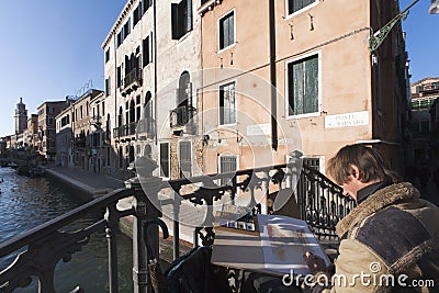 Watercolors painter in Venice.