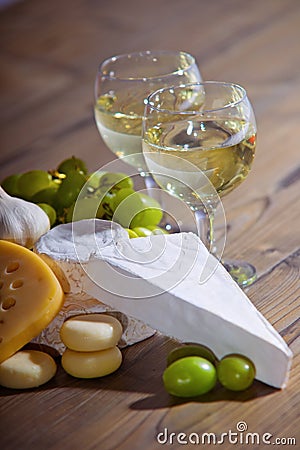 White wine and cheese composition