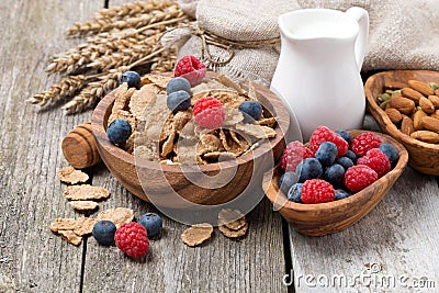 Wholegrain flakes with fresh berries, nuts and milk