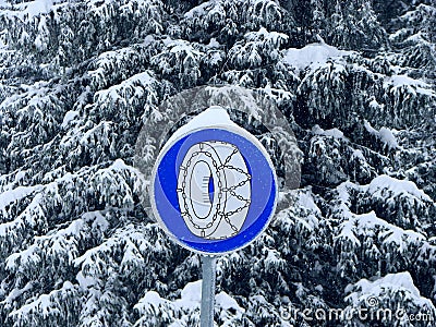 Winter chains warning sign