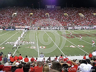 Wisconsin kick off ball to UNLV