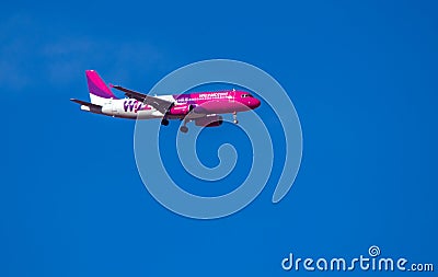 WizzAir Boeing 737 landing at Cluj Airport