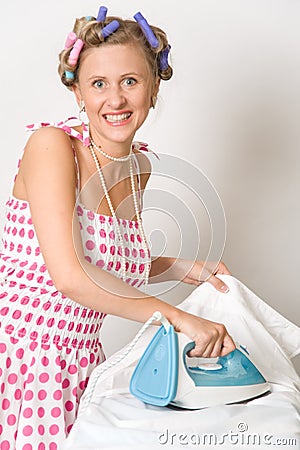 woman-ironing-clothes-15443379.jpg