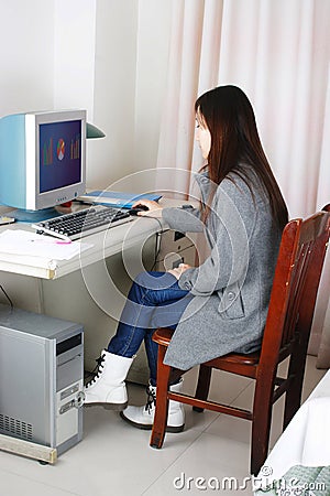The woman to operate a computer