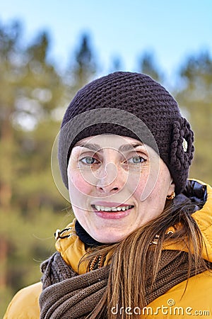 Woman in a yellow jacket and a brown hat