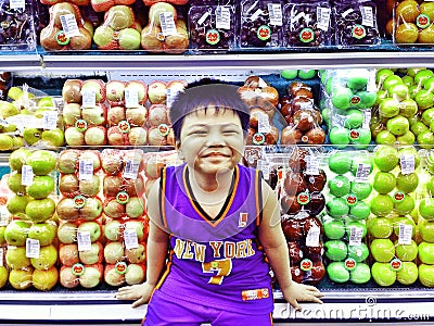 Young asian kid inside a grocery