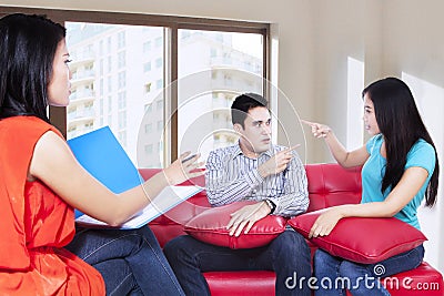 Young couple consults talking to psychologist 1