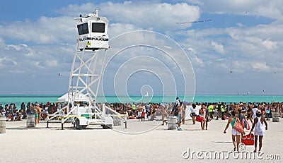 Young people celebrating springbreak on the beach