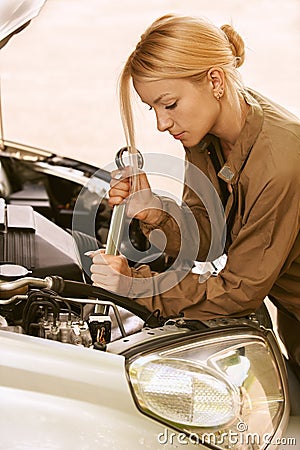 young-woman-repairing-car-24779189.jpg