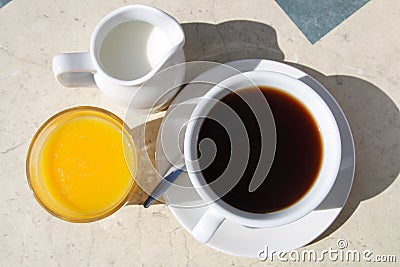zumo-de-naranja-del-tarro-de-la-leche-de-la-taza-del-café-sólo-