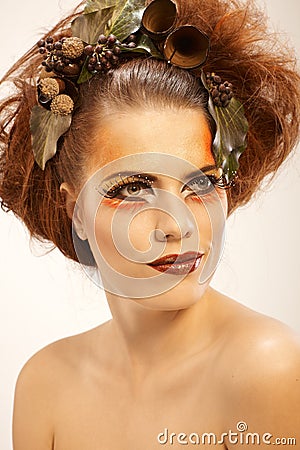 Γυναίκα πορτρέτου ομορφιάς το φθινόπωρο makeup